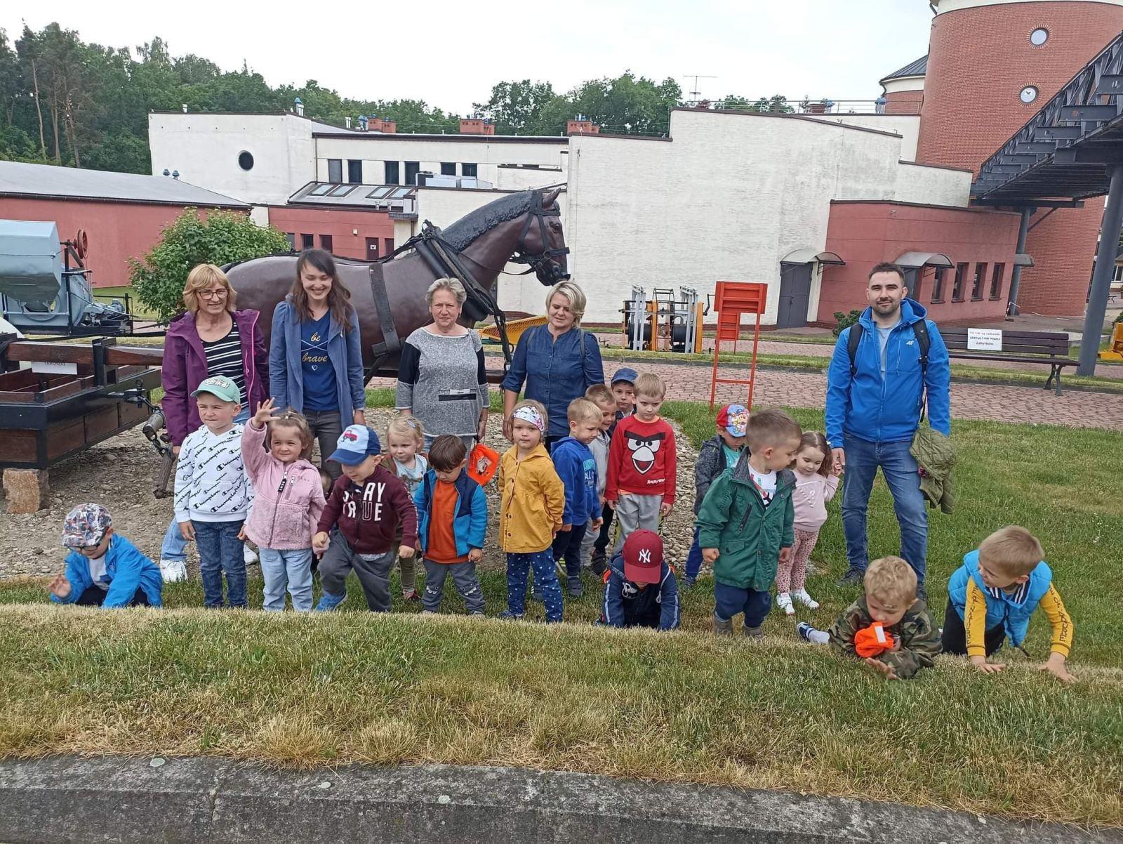 Wycieczka Biedronek do Muzeum Drogownictwa w Szczucinie